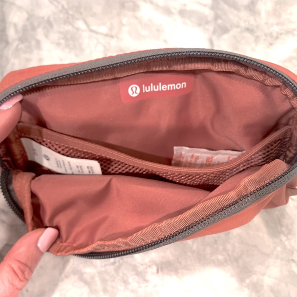 NWT Lululemon Mini belt bag - Picture 3 of 6